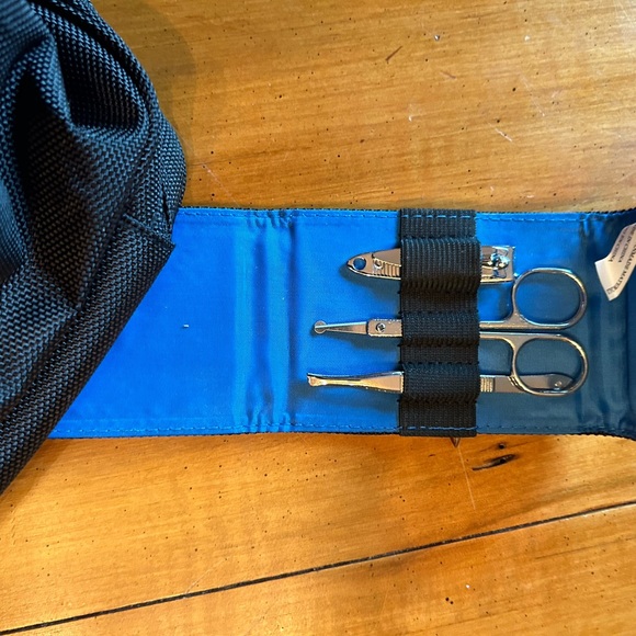 Dockers Men’s Black Travel Vacation Zipper Bag with matching Grooming Set. - Picture 5 of 6